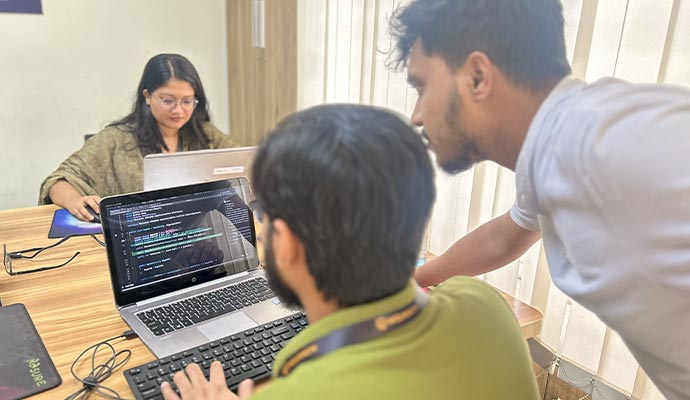 Moumachi team working together